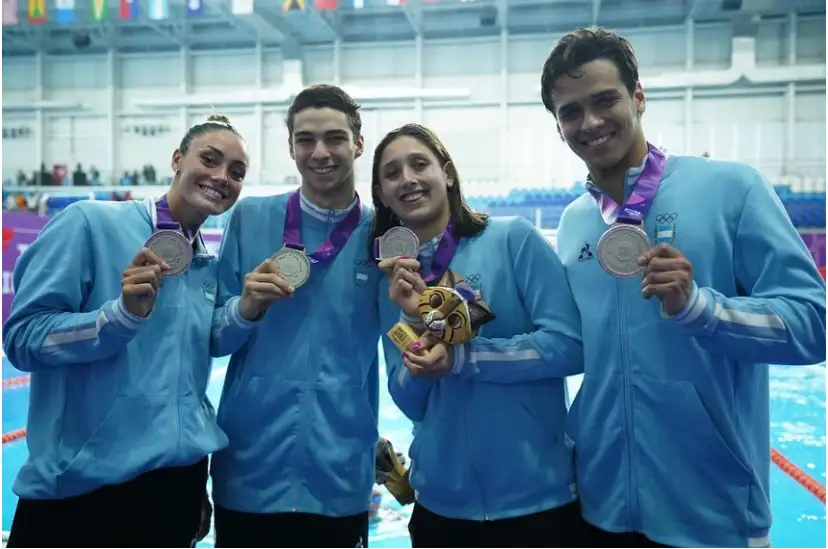 Agostina Hein, Lucía Gauna, Matías Chaillou y Matías Santiso en el podio con la medalla de plata.