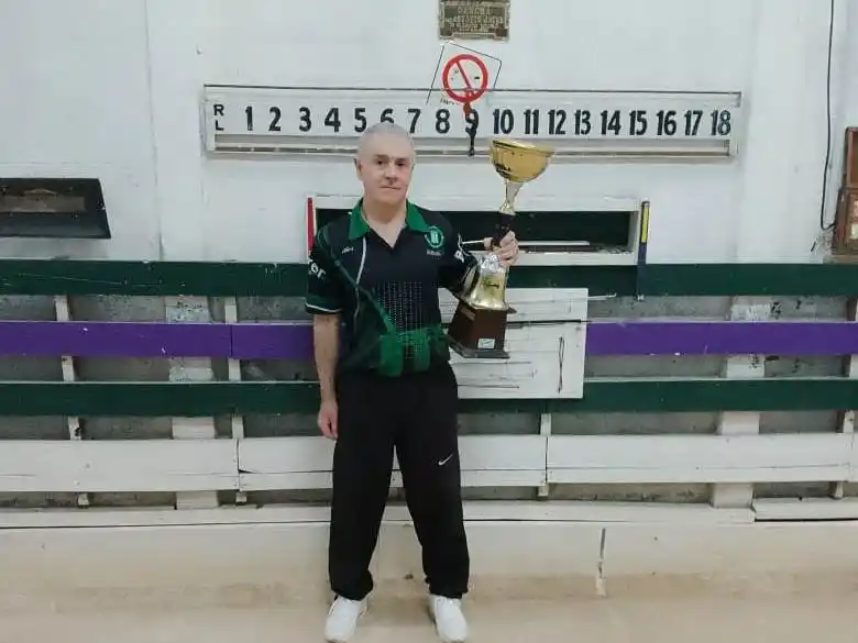 Fabián Varenna y el trofeo Néstor Bellver