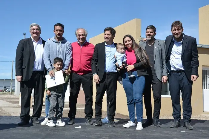 El Gobernador, el ministro de Gobierno y el Intendente local entregando las viviendas.