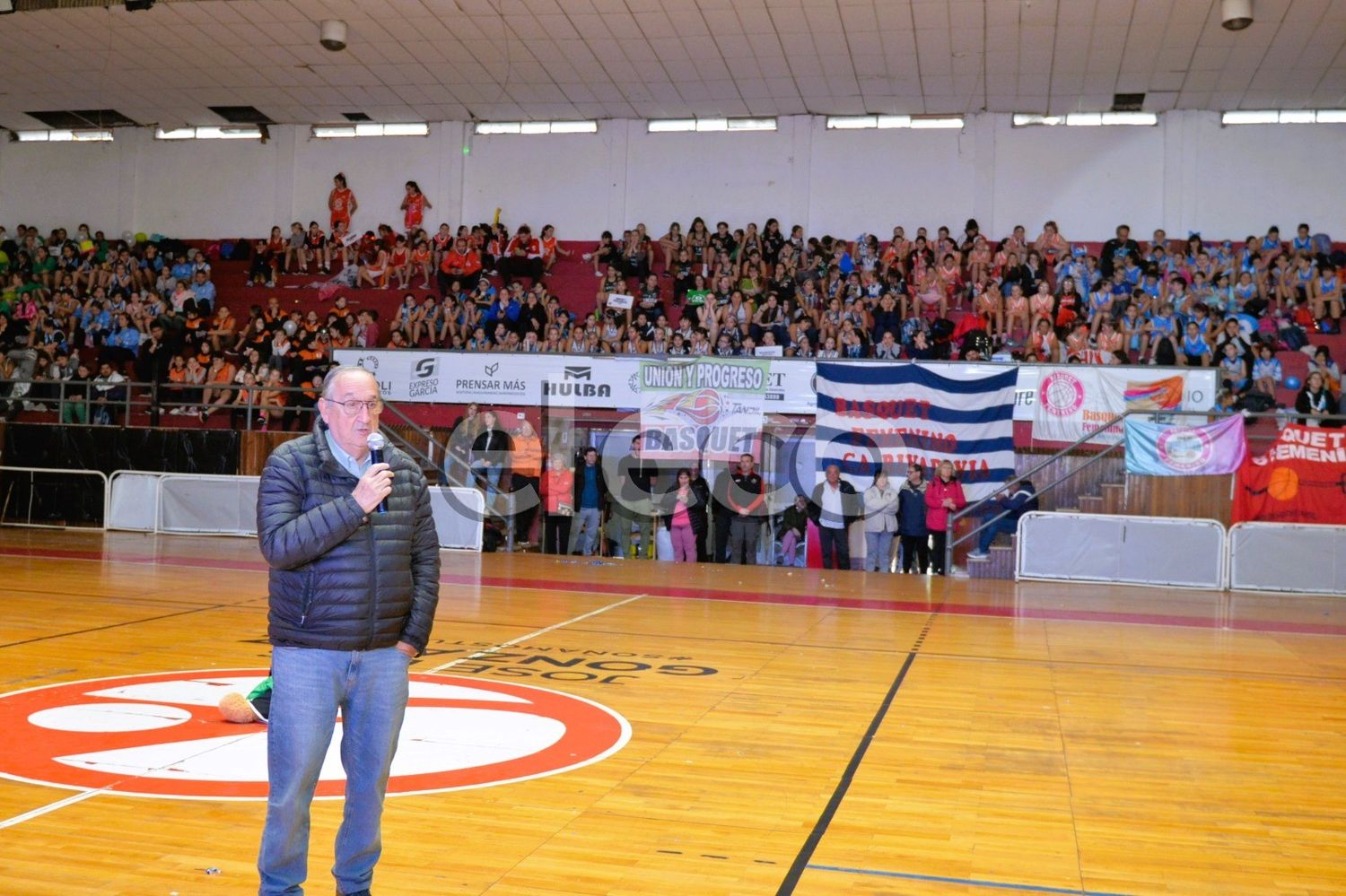 El intendente Miguel Lunghi tomó la palabra en el acto de inauguración.