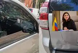 A PIEDRA atacan carro de la Ministra de Transporte colombiana