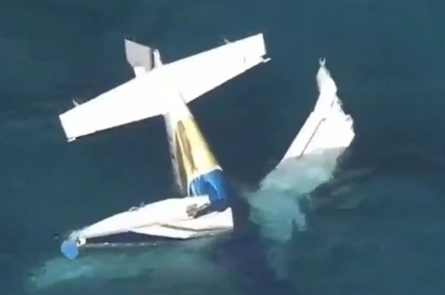 En la avioneta viajaban siete personas, de las cuales cuatro sobrevivieron. (Video: AuBC/Channel 7/Channel 9 via AP)