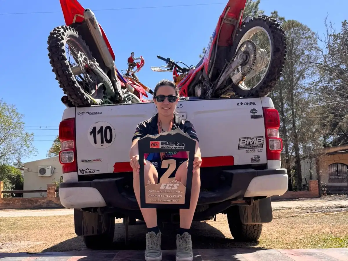 La venadense y su trofeo por el subcampeonato nacional.