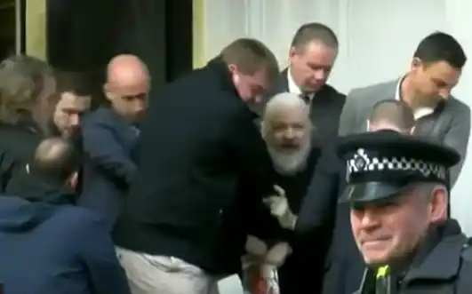 La policía británica arrestó a Julian Assange en la embajada ecuatoriana