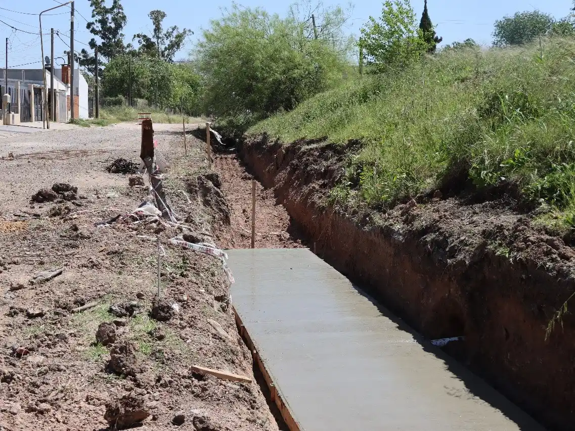 Comenzaron a construir un nuevo desagüe de hormigón para mejorar la transitabilidad en la zona oeste