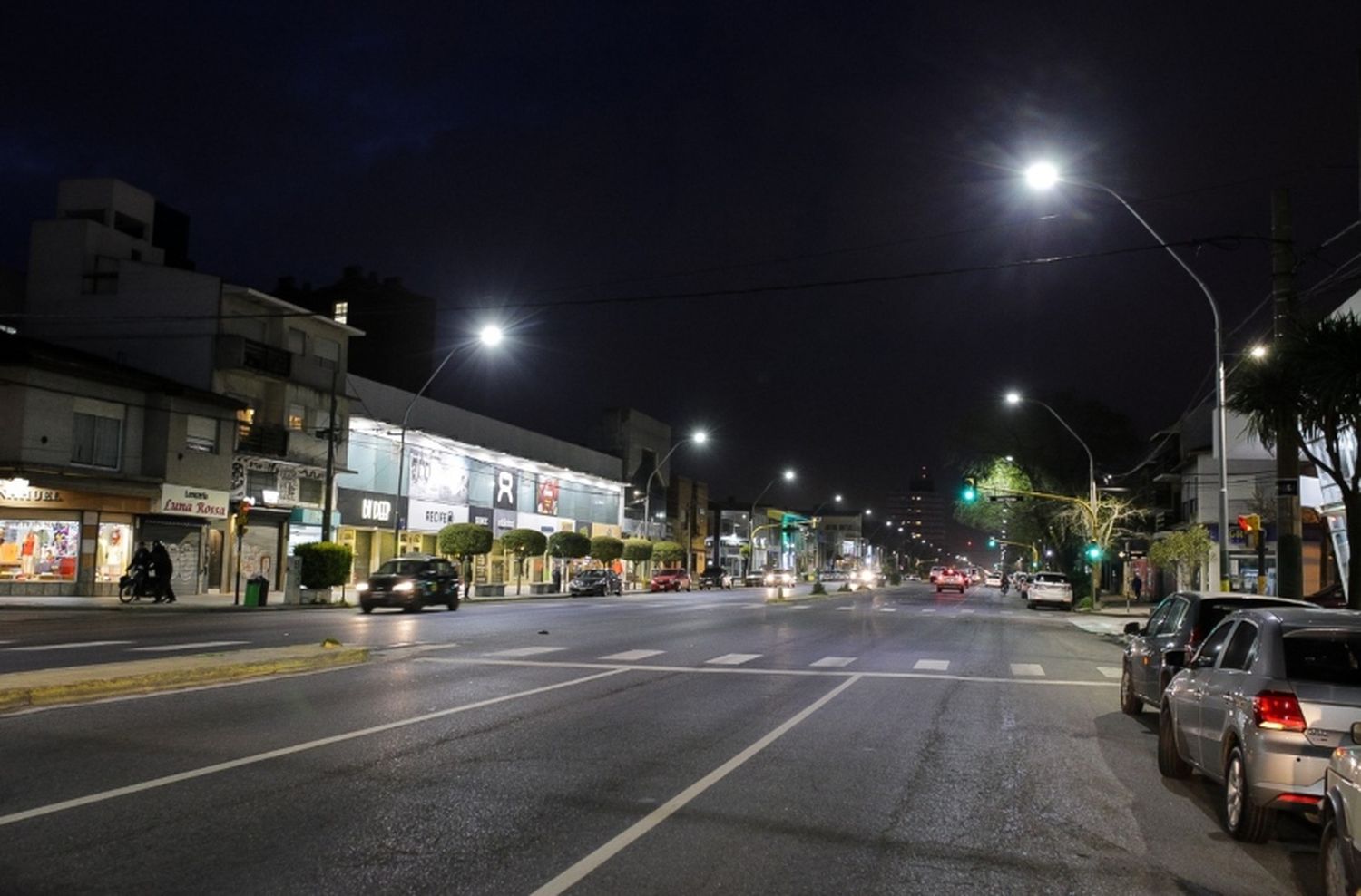El Municipio instala nuevas luminarias en avenida Juan B. Justo