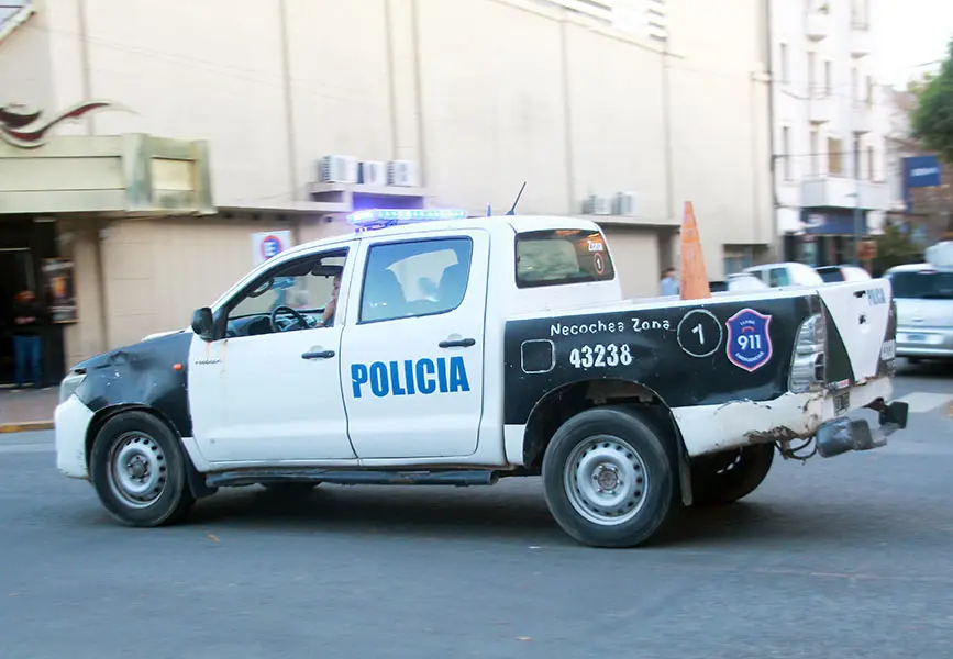 Fue a cenar y ladrones robaron de su vivienda armas declaradas y dinero
