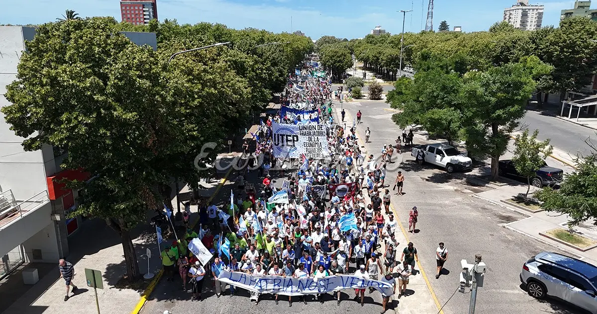 Las y los trabajadores locales se encolumnaron tras la bandera de “La Patria no se vende”