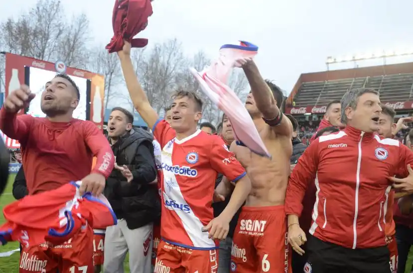 En la agonía del partido, Argentinos logró el triunfo que le dio el ascenso a primera