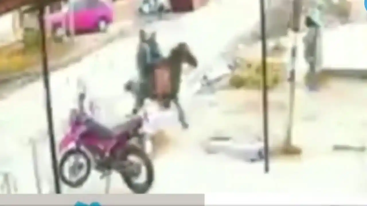 Insólito robo en Quilmes: Esperaba el colectivo y la asaltaron dos ladrones a caballo