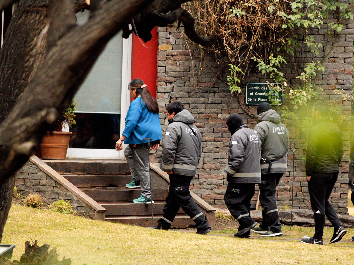 El Calafate: el operativo en la casa de Cristina Kirchner duró 6 horas y seguirá este sábado