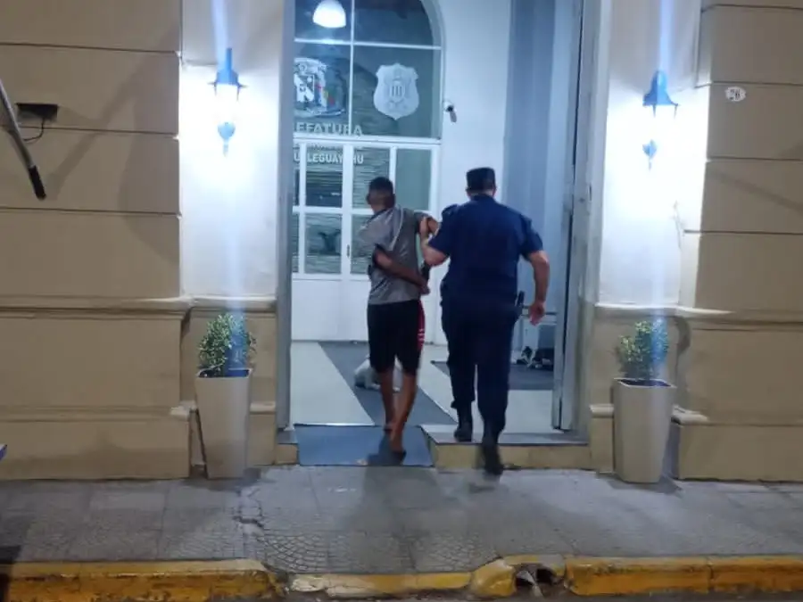 Atraparon a un conocido delincuente trepando para entrar a una casa