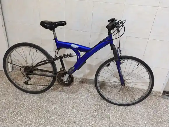 ¿De quién es la bici? Llevaba varios días abandonada en una estación de servicio sin candado
