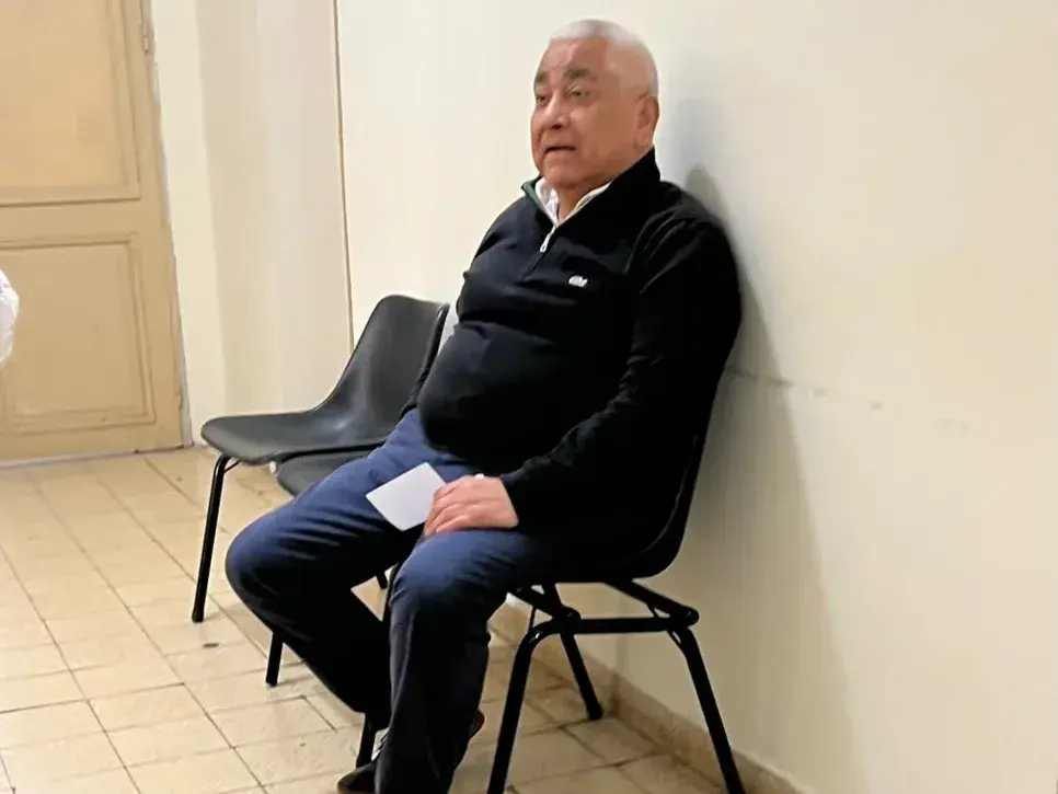 Cecilio Salazar antes de ingresar a la sala de audiencias donde se dirime el juicio por bloque y extorsión a la empresa Rey Distribución.