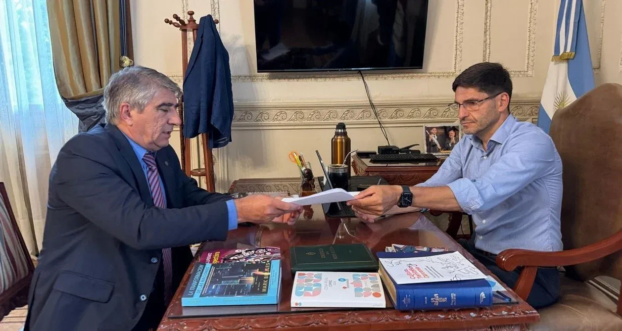 Bastia y Pullaro, los firmantes del mensaje remitido a Legislatura. Foto: Gobierno de Santa Fe.
