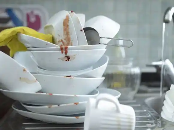 ¿Acumulas platos sucios en la cocina?, esto es lo que dice la psicología