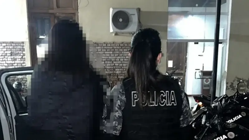 Le dejaron un auto frente al garage y no perdonó: se lo rayó todo, le restalló un vidrio y quedó detenida en la región