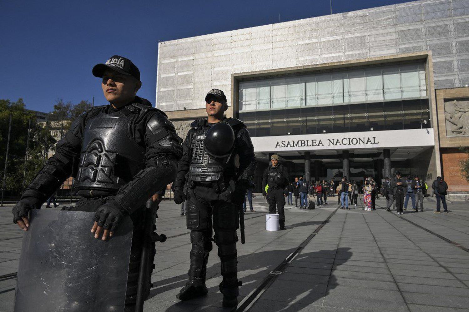 ¡IZQUIERDA ACUSA DE «AUTOGOLPE»! Fuerzas de seguridad toman instalaciones del Congreso en Ecuador (+FOTOS)