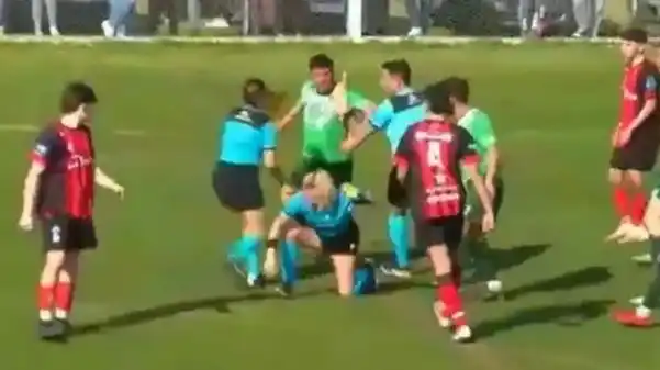 La AFA se pronunció sobre la brutal piña que un jugador de fútbol le dio a una árbitra