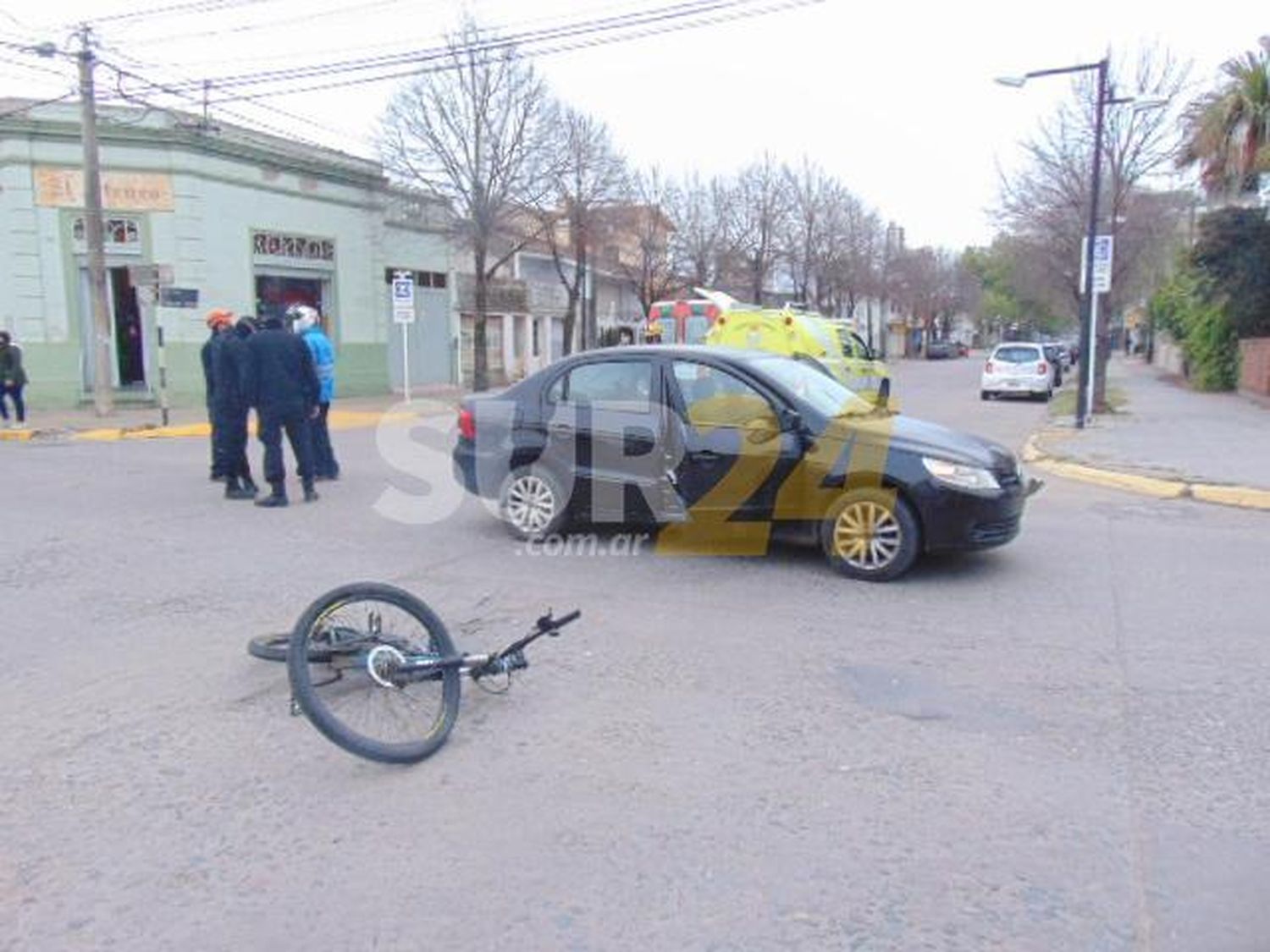 Violento choque entre un menor en bicicleta y un auto