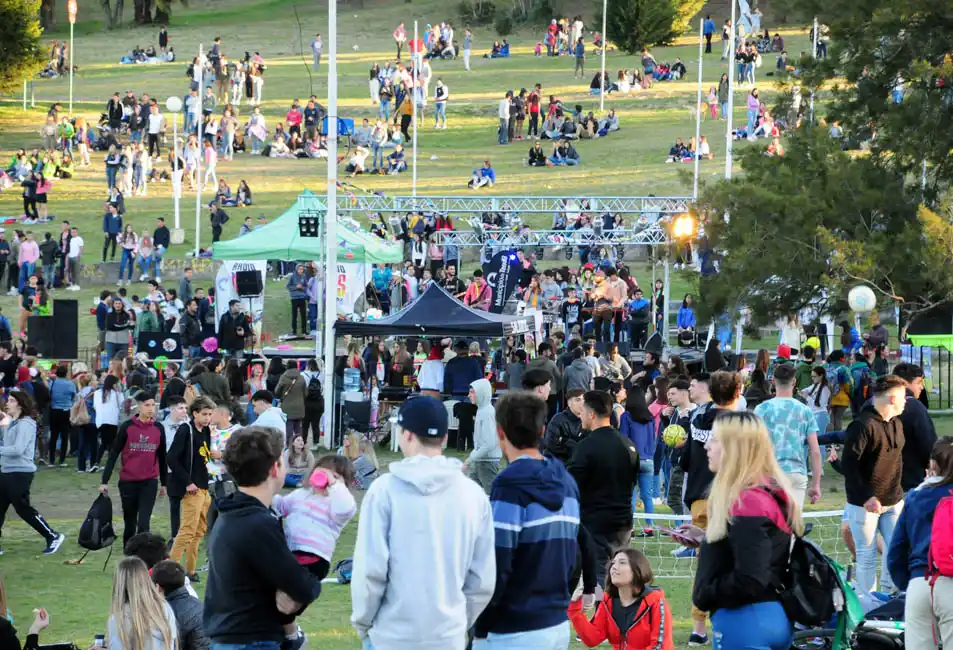 Miles de estudiantes se congregaron en la Plaza de las Banderas para celebrar su día