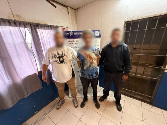 Se escondía en un colegio abandonado con dos autos robados