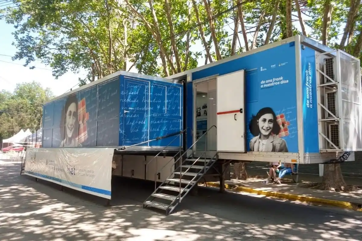 Llega a Luján el Museo Movil de Ana Frank, la niña que escribió un diario íntimo sobre el Holocausto