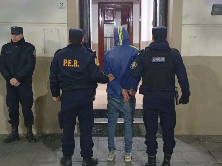 Victoria: un joven fue detenido con un celular robado, un cuchillo y un revólver calibre .38
