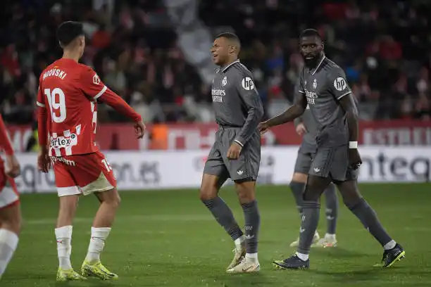 Real Madrid goleó y se acercó al líder, Barcelona