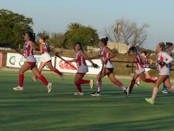 Hockey femenino: 9 de Julio de Rafaela ganó el duelo clave y lidera en la Zona A