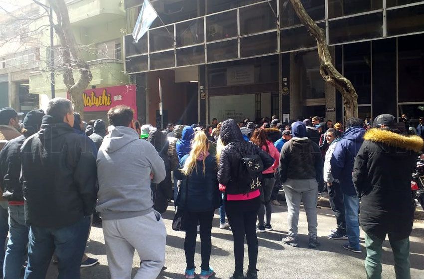 Fileteros no obtuvieron respuestas y pasaron la noche en la sede del Ministerio de Trabajo