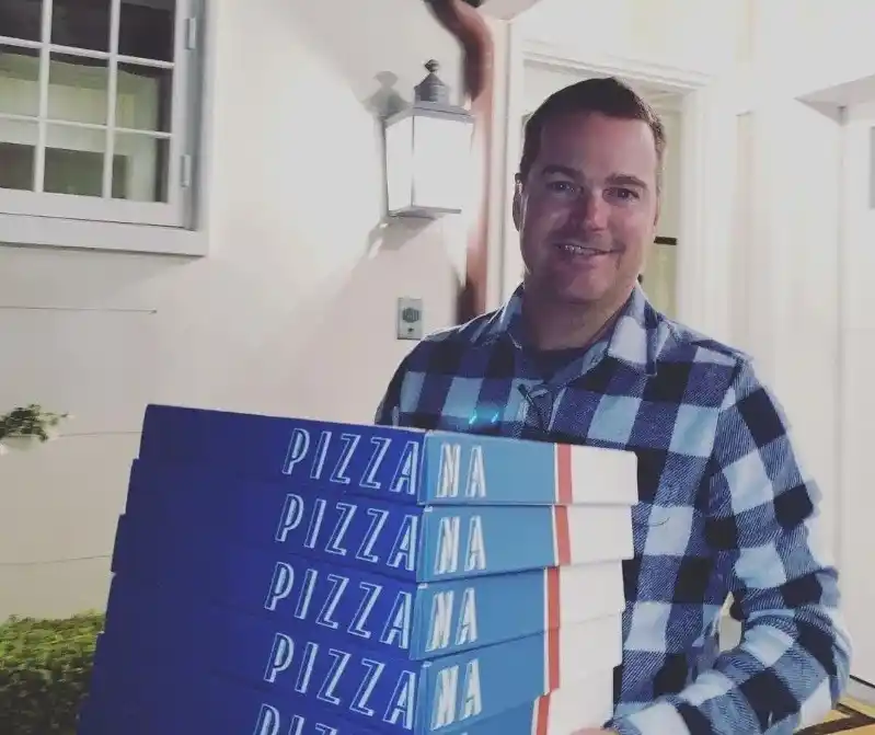 Fue galán de Hollywood, rechazó un protagónico en Titanic y ahora vende pizza