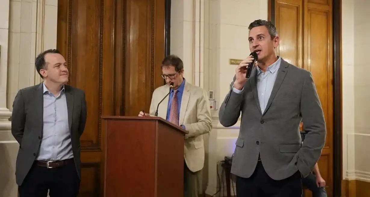 Siro Ceisas fue uno de los que tomó el micrófono en esa doble calidad de legisladores-periodistas. Crédito: Prensa Senado