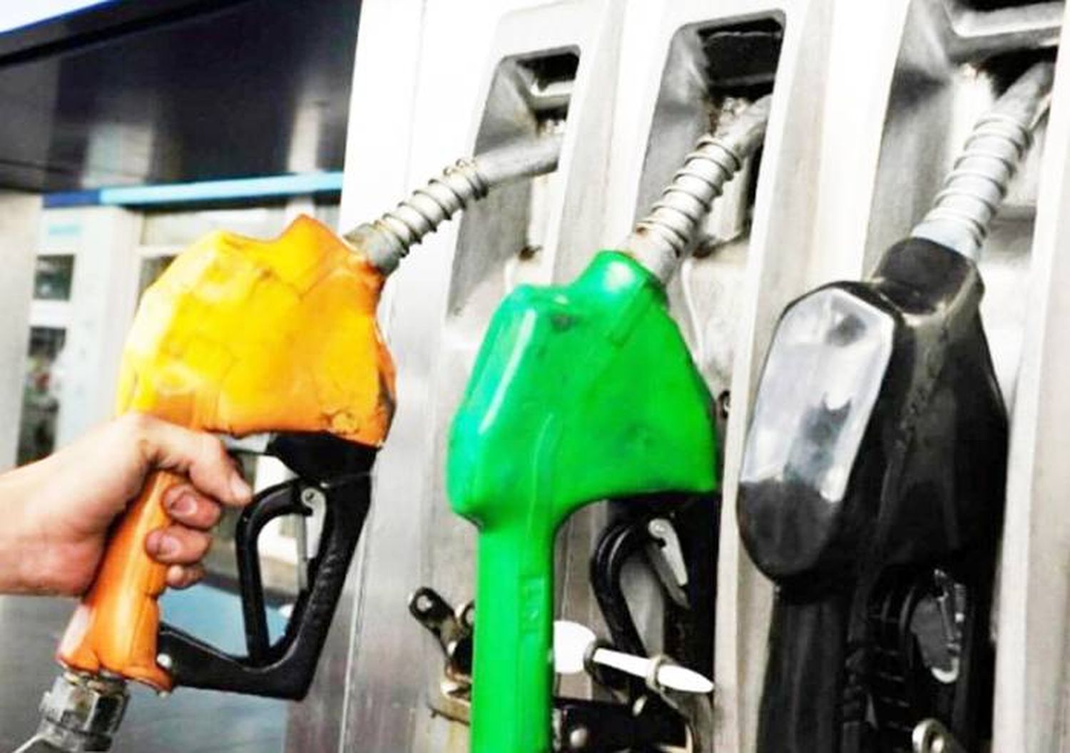 �SEl nuevo  aumento de  combustibles  afecta a todos  los sectores⬝