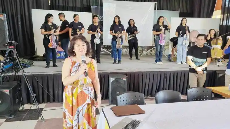 La Orquesta Reciclados Cateura de Paraguay 
brindó un taller de luthería en Formosa