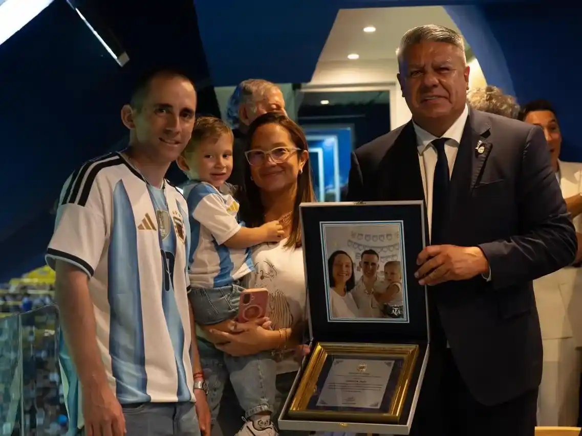 Invitado por Claudio “Chiqui” Tapia, Gallo siguió de cerca el amistoso frente a Mauritania desde uno de los palcos del estadio.