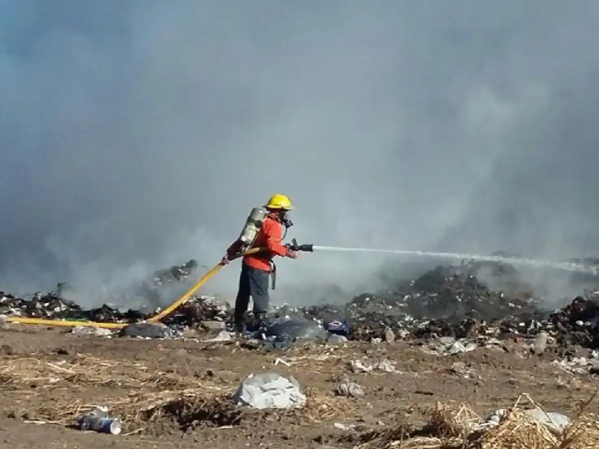 Bomberos trabajn en el relleno sanitario