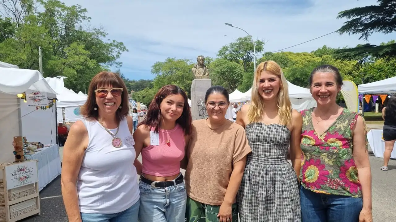 Un grupo de mujeres emprendedoras ayer, en la Plaza Moreno.