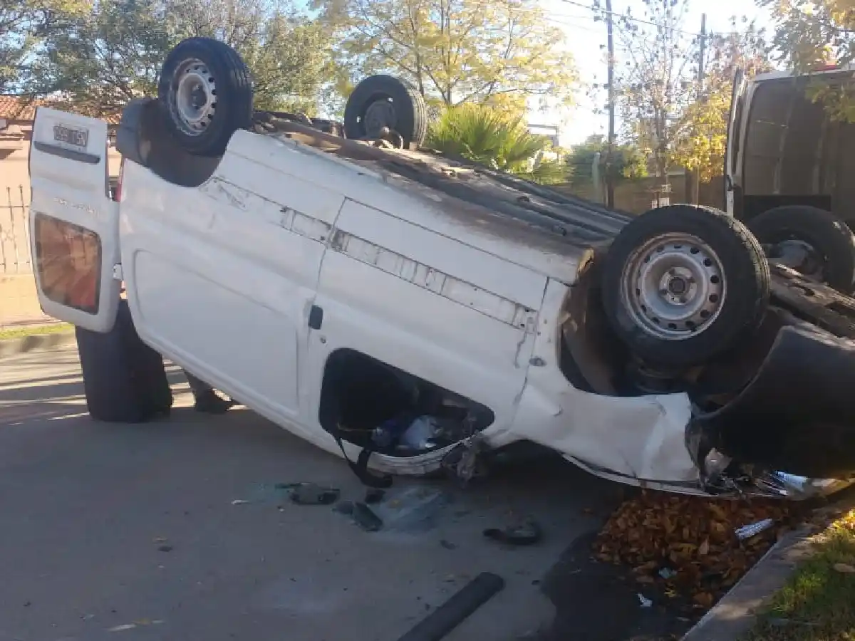 Tumbó una camioneta en barrio Dos Hermanos 