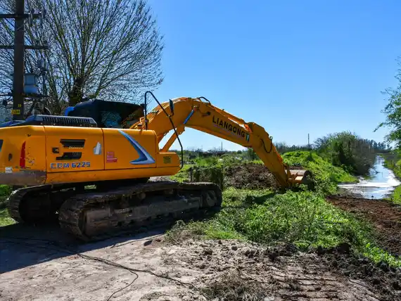 Comienzan las tareas en el Canal de Mihura para mejorar el drenaje rural y urbano
