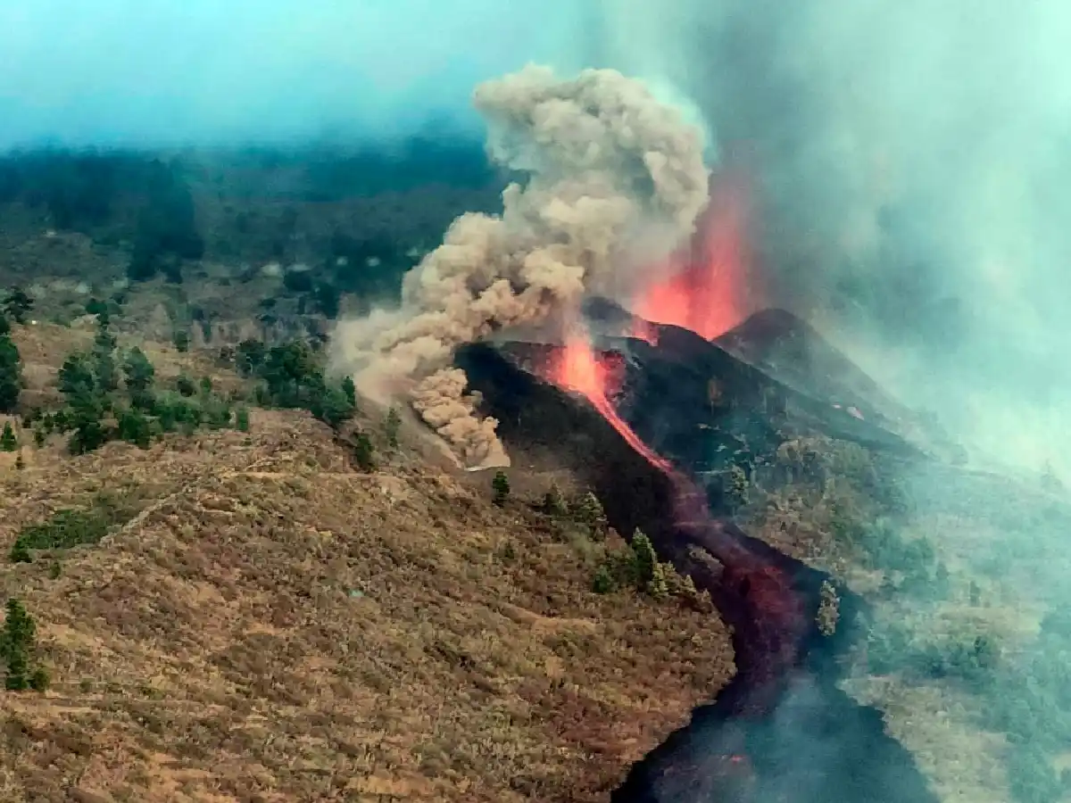 El volcán Cumbre Vieja entró en erupción en archipiélago de Canarias