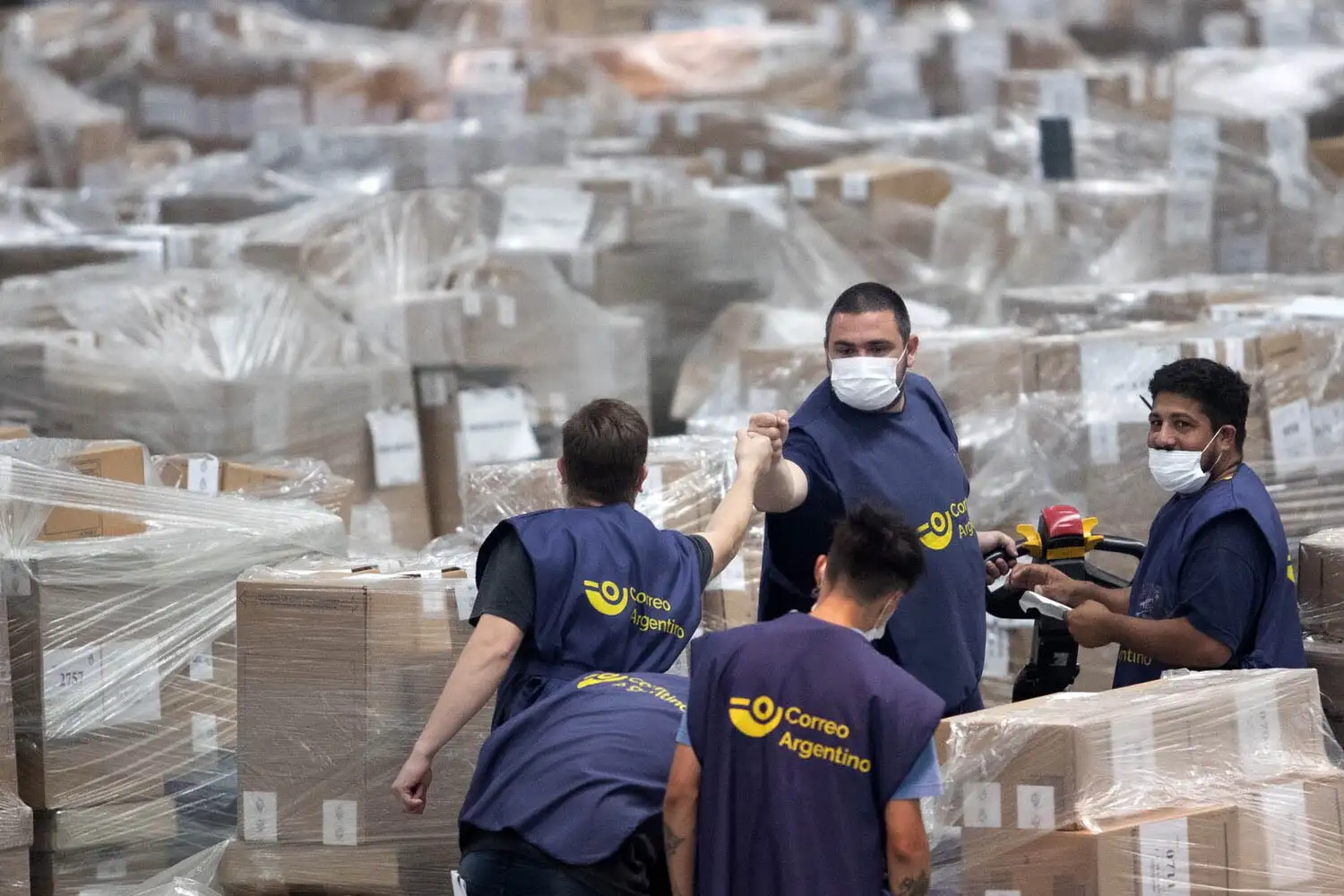 Trabajadores del Correo Oficial preparaban el material para las elecciones.