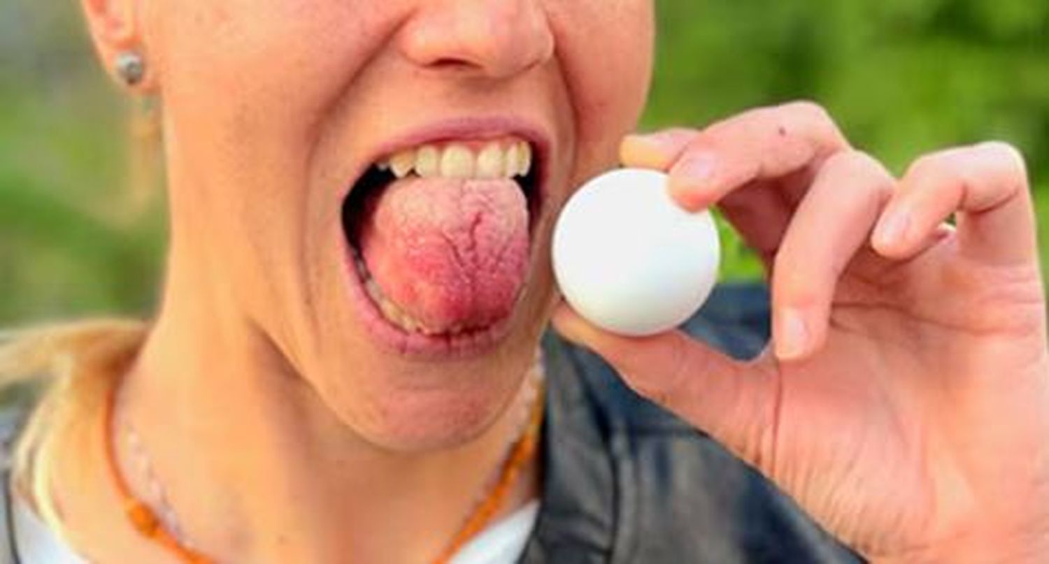 El insólito récord Guinness de una mujer que tiene la circunferencia de la lengua mayor que una pelota de ping pong