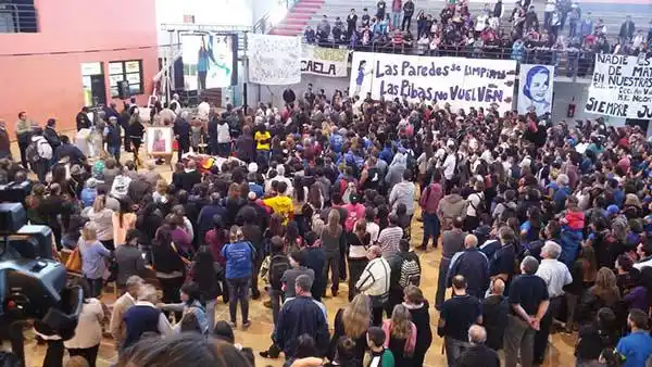 
Más de 25 colectivos y otras 20 combis llegaron para despedir a Micaela