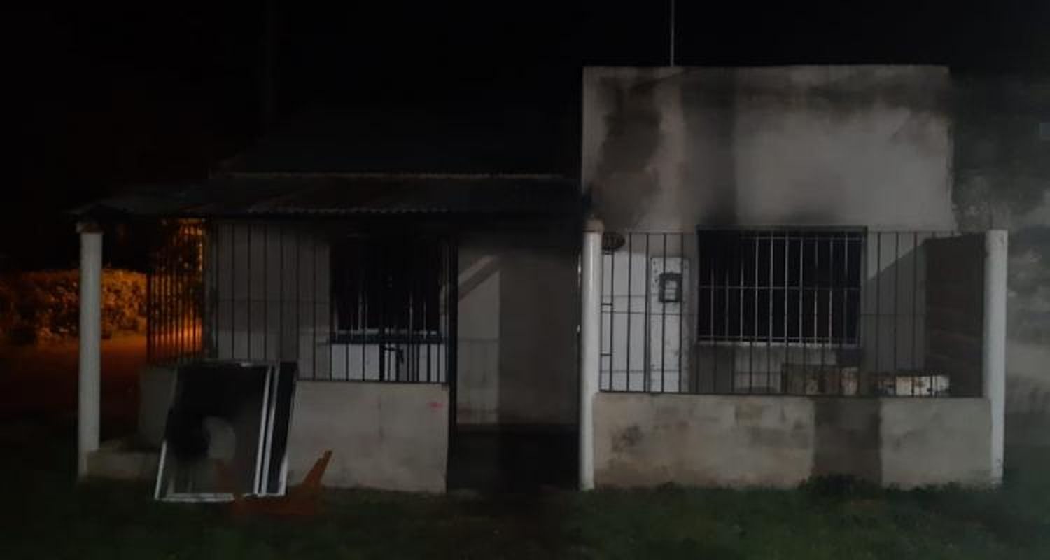 Se incendió una casa y el fuego afectó varias habitaciones