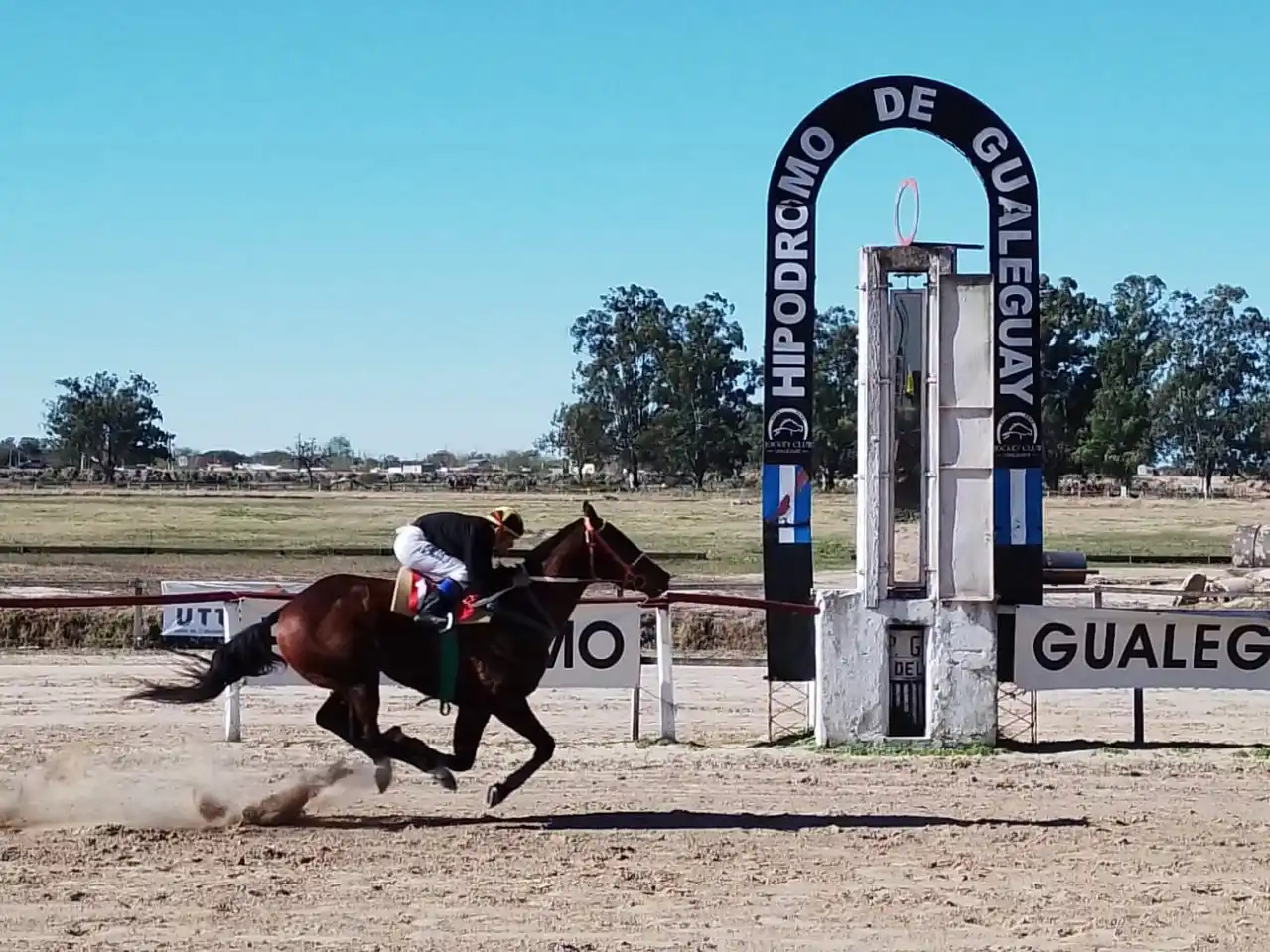 Gran jornada hípica en Gualeguay: 13 carreras y un hipódromo colmado