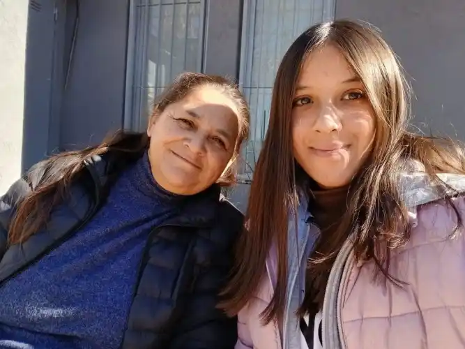 Francisca Garay y Lucía González Orue, dos bonaerenses que superaron el cáncer de mama gracias a la detección temprana. En la Provincia, la mamografía se indicará desde los 40 años.