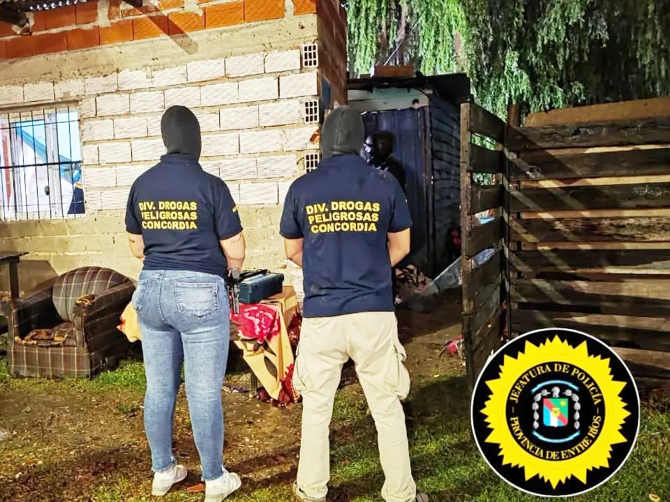 Allanamientos positivos: secuestran arma de fuego, cocaína y detienen a dos personas