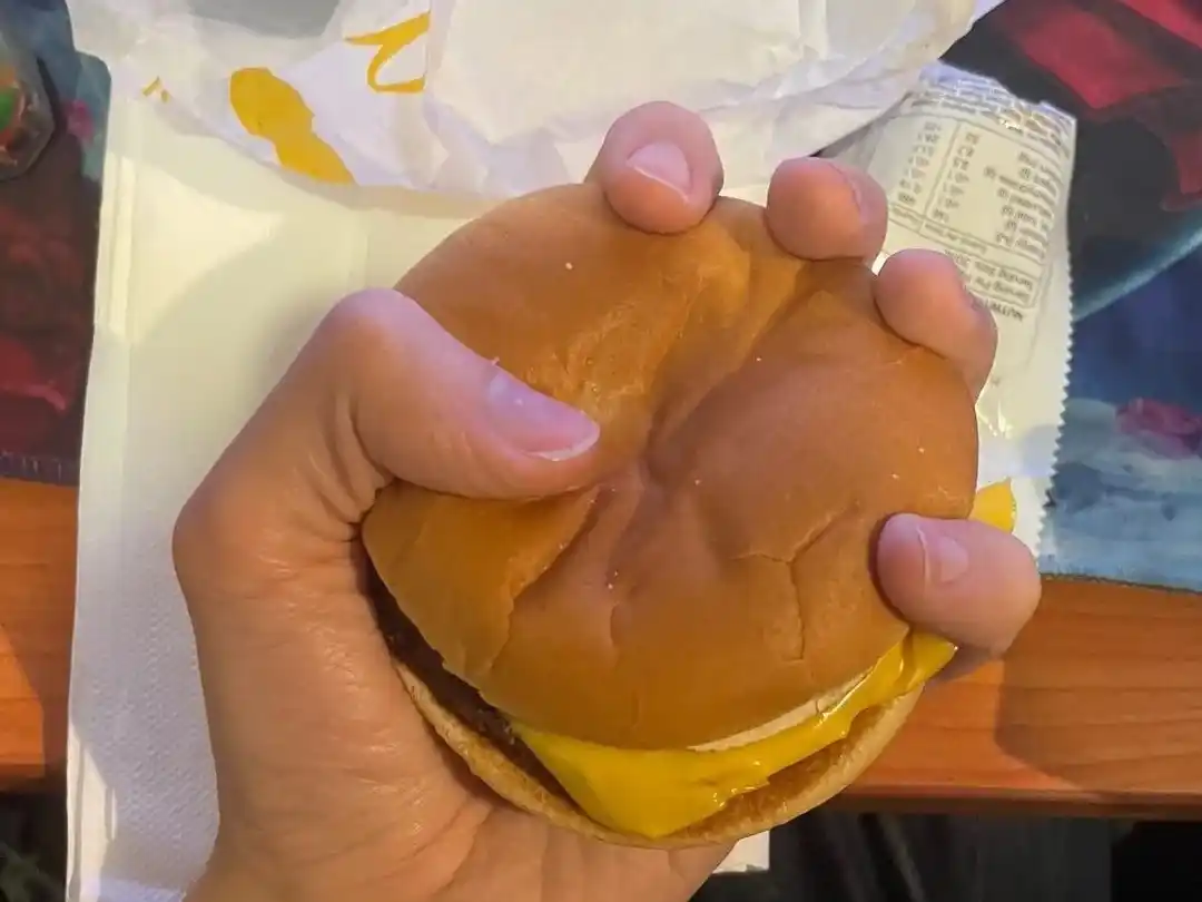 Pensando cuanto debería valer un dólar sentados en un McDonald’s