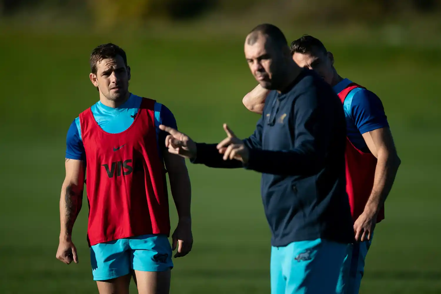 Cheika junto a Nicolás Sánchez, uno de los regresos al seleccionado.